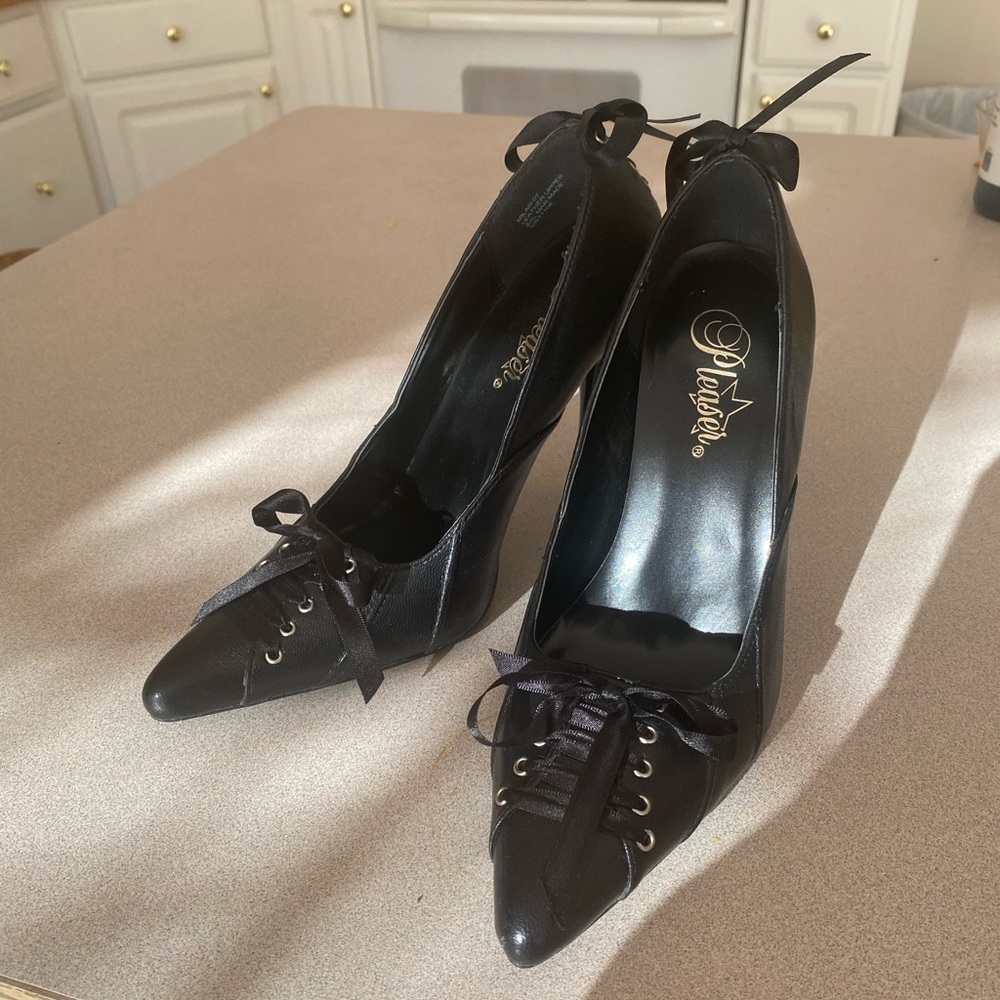 Gothic black leather heels w/ lace up bows US 7